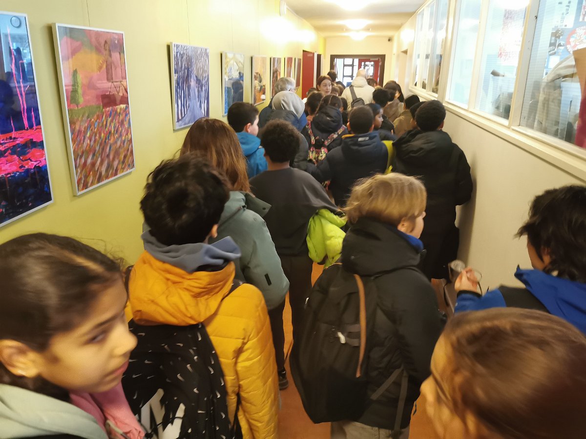 KSD2024-8e-groepers door gangen Spinoza Lyceum