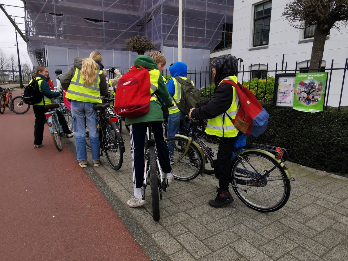 KSD2024-8e-groepers fietsend naar de volgende locatie