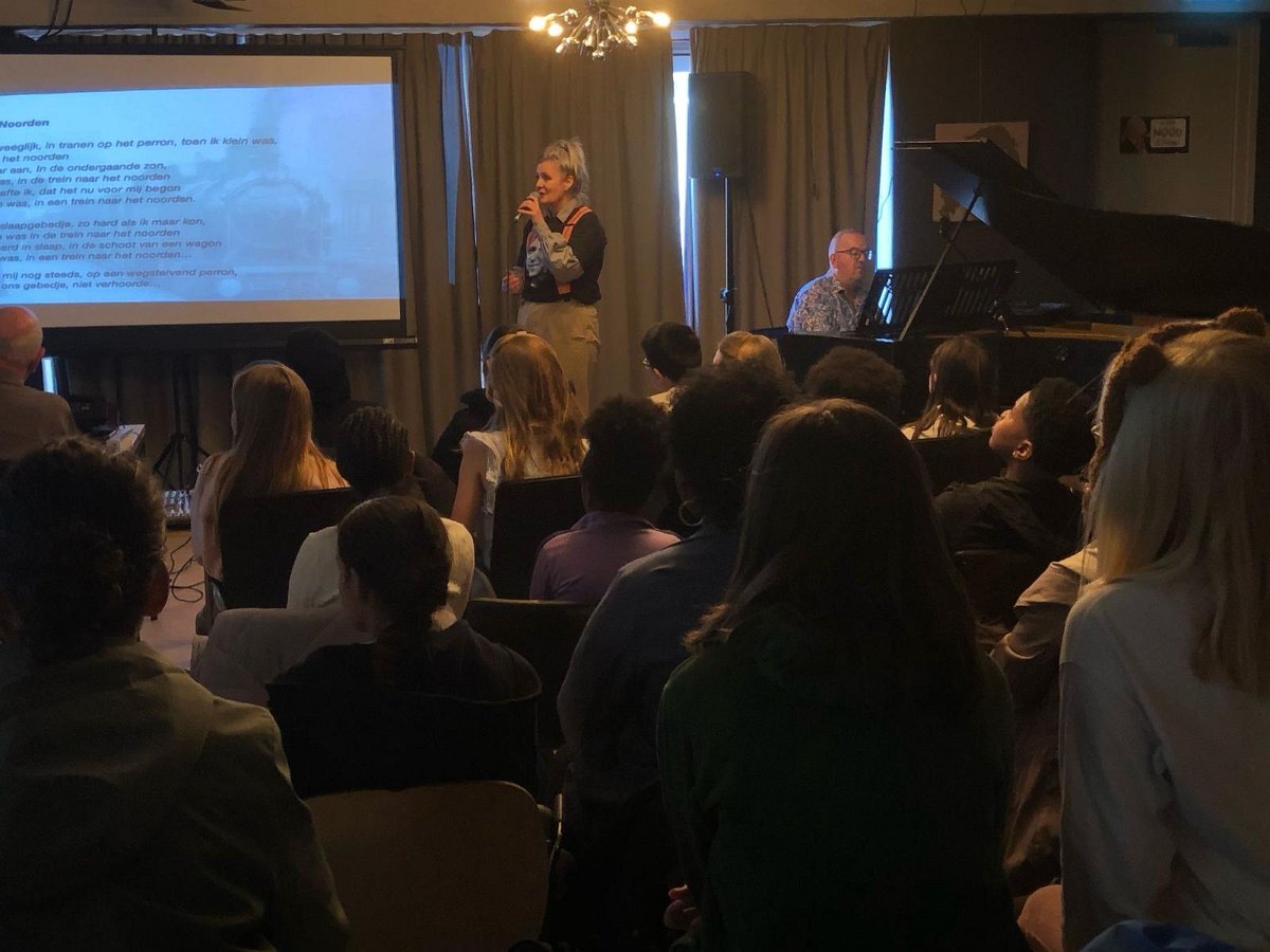 KSD2025-Machteld zingt Shaffy in Ramses Shaffy huis