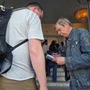 KSD2025-vrijwilliger Harry van Zon kaartcontrole De Kleine Komedie
